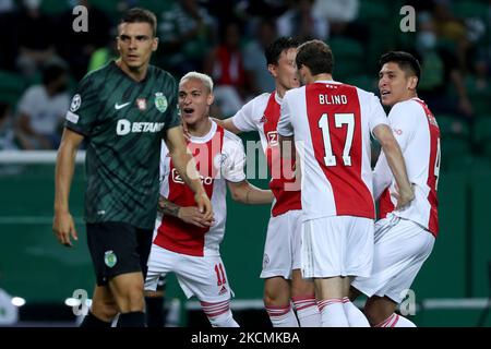 I giocatori AFC Ajaxs festeggiano dopo aver segnato un gol durante la partita di calcio del gruppo C della UEFA Champions League tra Sporting CP e AFC Ajax allo stadio Jose Alvalade di Lisbona, Portogallo, il 15 settembre 2021. (Foto di Pedro FiÃºza/NurPhoto) Foto Stock