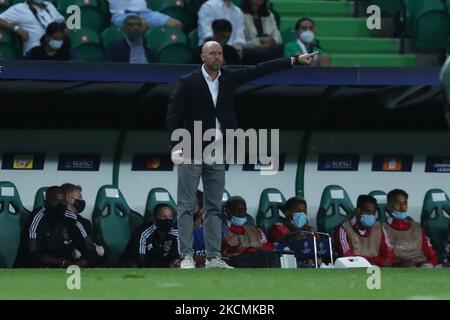 Erik Ten Hag, allenatore capo dell'AFC Ajax, si è recato durante la partita di calcio del gruppo C della UEFA Champions League tra Sporting CP e AFC Ajax, presso lo stadio Jose Alvalade di Lisbona, Portogallo, il 15 settembre 2021. (Foto di Pedro FiÃºza/NurPhoto) Foto Stock