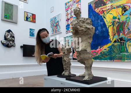 LONDRA, REGNO UNITO - 15 SETTEMBRE 2021: Un membro dello staff della galleria guarda (L-R) 'Hurying' e 'Windswept' di Maurice Blik durante un'anteprima stampa della 253rd Summer Exhibition alla Royal Academy of Arts il 15 settembre 2021 a Londra, Inghilterra. La mostra, che si svolge in autunno tra il 22 settembre 2021 e il 2 gennaio 2022, comprende circa 1400 opere in una vasta gamma di media, dai grandi dipinti e sculture alla fotografia, stampe e tessuti di artisti emergenti e affermati. (Foto di Wiktor Szymanowicz/NurPhoto) Foto Stock