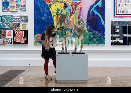 LONDRA, REGNO UNITO - 15 SETTEMBRE 2021: Un membro dello staff della galleria guarda (L-R) 'Hurying' e 'Windswept' di Maurice Blik durante un'anteprima stampa della 253rd Summer Exhibition alla Royal Academy of Arts il 15 settembre 2021 a Londra, Inghilterra. La mostra, che si svolge in autunno tra il 22 settembre 2021 e il 2 gennaio 2022, comprende circa 1400 opere in una vasta gamma di media, dai grandi dipinti e sculture alla fotografia, stampe e tessuti di artisti emergenti e affermati. (Foto di Wiktor Szymanowicz/NurPhoto) Foto Stock