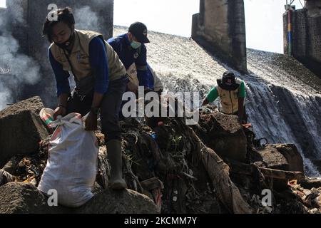 I volontari raccolgono i rifiuti dal fiume Ciliwung prima del World Cleanup Day 2021 alla diga di Katulampa a Bogor, Giava occidentale, Indonesia, il 16 settembre 2021. Il 18 settembre 2021 si celebrerà la Giornata mondiale della pulizia più grande del mondo, con più di 180 paesi. (Foto di Adriana Adie/NurPhoto) Foto Stock