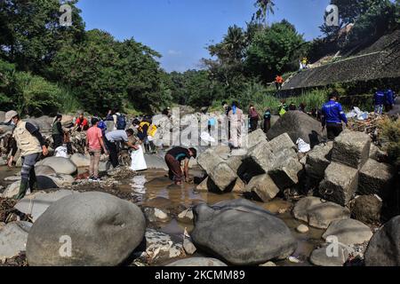 I volontari raccolgono i rifiuti dal fiume Ciliwung in vista del World Cleanup Day 2021 a Katulampa Dam, Bogor, West Java, Indonesia, il 16 settembre, 2021. Il 18 settembre 2021 si terrà la giornata mondiale della pulizia più grande del mondo, con più di 180 paesi. (Foto di Adriana Adie/NurPhoto) Foto Stock