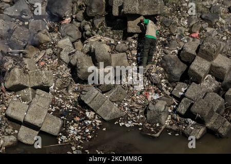 Un volontario raccoglie i rifiuti dal fiume Ciliwung prima del World Cleanup Day 2021 alla diga di Katulampa a Bogor, Giava Occidentale, Indonesia, il 16 settembre 2021. Il 18 settembre 2021 si celebrerà la Giornata mondiale della pulizia più grande del mondo, con più di 180 paesi. (Foto di Adriana Adie/NurPhoto) Foto Stock