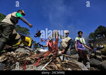 I volontari raccolgono i rifiuti dal fiume Ciliwung prima del World Cleanup Day 2021 alla diga di Katulampa a Bogor, Giava occidentale, Indonesia, il 16 settembre 2021. Il 18 settembre 2021 si celebrerà la Giornata mondiale della pulizia più grande del mondo, con più di 180 paesi. (Foto di Adriana Adie/NurPhoto) Foto Stock