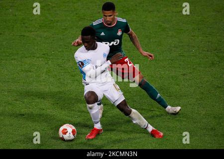 Cerqueira Murilo di Lokomotiv Moscow e Bamba Dieng (di fronte) di Marsiglia in azione durante la partita UEFA Europa League Group e tra Lokomotiv Moscow e Olympique de Marseille il 16 settembre 2021 alla RZD Arena di Mosca, Russia. (Foto di Mike Kireev/NurPhoto) Foto Stock