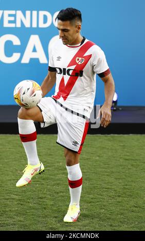 Presentazione ufficiale di Radamel Falcao come nuovo giocatore di Rayo Vallecano all'Estadio de Vallecas di Madrid, Spagna. (Foto di DAX Images/NurPhoto) Foto Stock