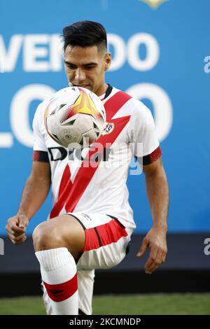 Presentazione ufficiale di Radamel Falcao come nuovo giocatore di Rayo Vallecano all'Estadio de Vallecas di Madrid, Spagna. (Foto di DAX Images/NurPhoto) Foto Stock