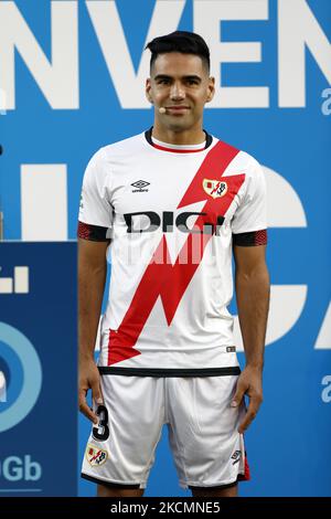 Presentazione ufficiale di Radamel Falcao come nuovo giocatore di Rayo Vallecano all'Estadio de Vallecas di Madrid, Spagna. (Foto di DAX Images/NurPhoto) Foto Stock