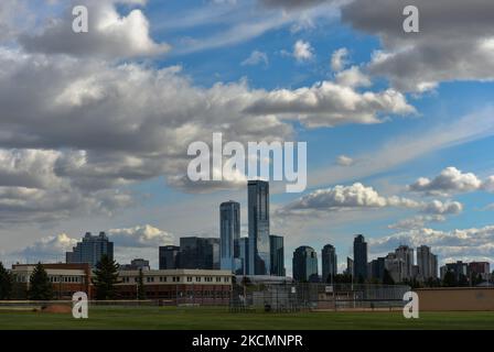 Una vista generale del centro di Edmonton. Alberta ha dichiarato uno stato di emergenza sanitaria pubblica e attuerà nuove misure sanitarie per espandere la capacità, aumentare i tassi di vaccinazione e ridurre la trasmissione di COVID-19. Ciò include nuove restrizioni su ristoranti, riunioni al coperto, matrimoni e funerali, negozi, locali di intrattenimento, E indoor sport e fitness da settembre 20. Misure sul luogo di lavoro, incontri privati al coperto, luoghi di culto, scuole e attività per bambini, nonché mascheramento obbligatorio e allontanamento fisico in tutti gli spazi pubblici al coperto, iniziato il 16 settembre. Al Foto Stock