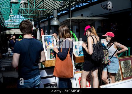 Saint-Ouen, Francia il 18 luglio 2021. Clienti del mercato Dauphine al mercato delle pulci di Saint-Ouen. I vari mercati riuniscono quasi 2.000 commercianti e coprono 7 ettari. E' il più grande mercato d'arte e d'antiquariato del mondo, con 5 milioni di visitatori all'anno. Foto Stock