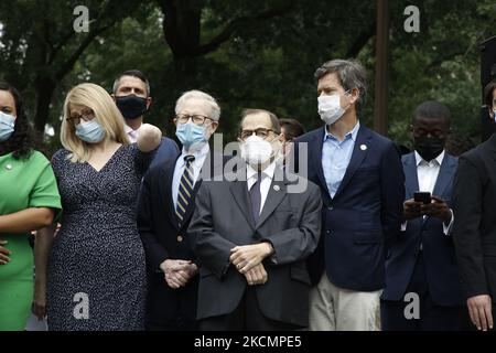 I senatori Jerrold Nadler e Brad Hoylman ascoltano il governatore dello Stato di New York Katherine Hochul e il governatore del tenente Brian Benjamin parlano mentre si incontrano con i membri del sindacato dei lavoratori del 32BJ a Columbus Circle per annunciare una legislazione che aumenterà i salari per i lavoratori dei servizi essenziali, il 17 settembre, 2021 a New York City, Stati Uniti. (Foto di John Lamparski/NurPhoto) Foto Stock