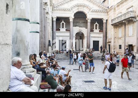 Turisti al peristilio all'interno del Palazzo di Diocleziano a Spalato, Croazia il 14 settembre 2021. (Foto di Beata Zawrzel/NurPhoto) Foto Stock