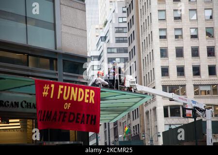 Extinction Rebellion New York protesta per azione diretta presso la sede della JP Morgan Chase, situata al 245 di Park Avenue, il 17 settembre 2021, per esercitare pressioni sulla banca affinché interrompa tutti i nuovi finanziamenti per i progetti relativi ai combustibili fossili. (Foto di Karla Ann Cote/NurPhoto) Foto Stock