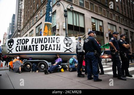 Extinction Rebellion New York protesta per azione diretta presso la sede della JP Morgan Chase, situata al 245 di Park Avenue, il 17 settembre 2021, per esercitare pressioni sulla banca affinché interrompa tutti i nuovi finanziamenti per i progetti relativi ai combustibili fossili. (Foto di Karla Ann Cote/NurPhoto) Foto Stock