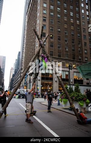 Extinction Rebellion New York protesta per azione diretta presso la sede della JP Morgan Chase, situata al 245 di Park Avenue, il 17 settembre 2021, per esercitare pressioni sulla banca affinché interrompa tutti i nuovi finanziamenti per i progetti relativi ai combustibili fossili. (Foto di Karla Ann Cote/NurPhoto) Foto Stock