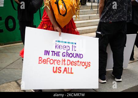 Extinction Rebellion protesta a New York, USA azione diretta a JP Morgan Chase il 17 settembre 2021 per esercitare pressioni sulla banca affinché interrompa tutti i nuovi finanziamenti per i progetti relativi ai combustibili fossili. (Foto di Karla Ann Cote/NurPhoto) Foto Stock