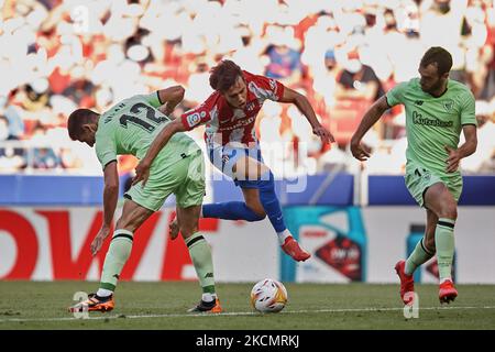 Joao Felix di Atletico Madrid e Dani Vivian di Athletic gareggiano per la palla durante la partita la Liga Santander tra il Club Atletico di Madrid e il Club Athletic di Estadio Wanda Metropolitano il 18 settembre 2021 a Madrid, Spagna. (Foto di Jose Breton/Pics Action/NurPhoto) Foto Stock