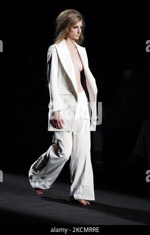 Un modello cammina sulla pista alla sfilata di moda Otrura durante la settimana della moda Mercedes Benz Madrid 2021 settembre all'IFEMA il 18 settembre 2021 a Madrid, Spagna. (Foto di Oscar Gonzalez/NurPhoto) Foto Stock