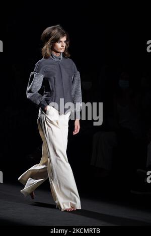 Un modello cammina sulla pista alla sfilata di moda Otrura durante la settimana della moda Mercedes Benz Madrid 2021 settembre all'IFEMA il 18 settembre 2021 a Madrid, Spagna. (Foto di Oscar Gonzalez/NurPhoto) Foto Stock