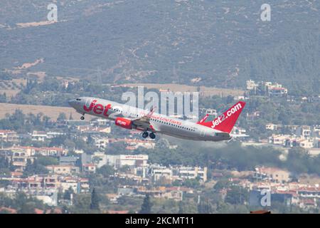 Jet2 aeromobile Boeing 737-800 visto in partenza e in volo dall'aeroporto greco di Thessaloniki International, Makedonia SKG LGTS. Jet2.com è una compagnia aerea britannica low cost per il tempo libero con voli di linea e charter dal Regno Unito. L'aereo in partenza ha la registrazione G-DRTE e il nome Jet2 Croazia. Il traffico passeggeri è diminuito a causa della pandemia di Coronavirus del Covid-19 che ha colpito l'industria del turismo e dell'aviazione. Il traffico mondiale di passeggeri è diminuito a causa delle restrizioni sui viaggi e delle misure di sicurezza come blocchi, quarantena, rapido e pcr t Foto Stock