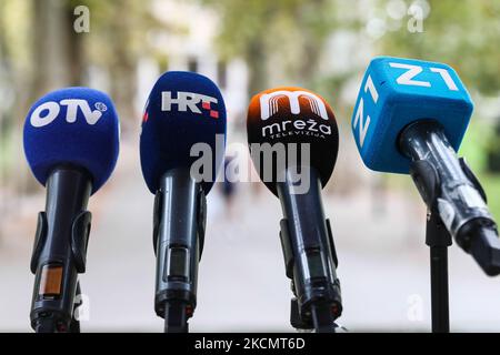 I microfoni delle emittenti televisive croate sono visti prima della conferenza stampa del Partito Liberale sociale croato a Zagabria, Croazia, il 16 settembre 2021. (Foto di Jakub Porzycki/NurPhoto) Foto Stock