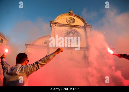 Le persone con zizzarro celebrano un matrimonio di fronte alla Cattedrale di San Giacomo a Sibenik, Croazia, il 11 settembre 2021. (Foto di Jakub Porzycki/NurPhoto) Foto Stock