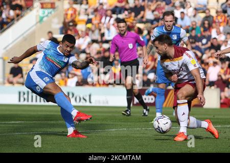 Josh Gordon of Barrow spara durante la partita della Sky Bet League 2 tra Bradford City e Barrow al Coral Windows Stadium di Bradford sabato 18th settembre 2021. (Foto di will Matthews/MI News/NurPhoto) Foto Stock