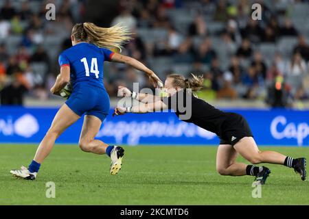 Joanna Grisez, in Francia, si allontana dal Kendra Cocksedge della Nuova Zelanda durante la semifinale della Coppa del mondo di rugby femminile all'Eden Park, Auckland. Data immagine: Sabato 5 novembre 2022. Foto Stock