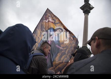 Bandiera con Maria immagine vista durante la marcia nazionale della vita e della famiglia per dimostrare sostegno alla comprensione tradizionale del matrimonio e per proteggere la vita dal concepimento a Varsavia il 19 settembre 2021. (Foto di Maciej Luczniewski/NurPhoto) Foto Stock