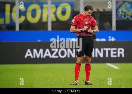 Giovanni Ayroldi (Referee) durante il calcio italiano Serie A Match Inter - FC Internazionale vs Bologna FC il 18 settembre 2021 allo stadio San Siro di Milano (Foto di Luca Rossini/LiveMedia/NurPhoto) Foto Stock