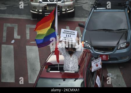 I manifestanti antigovernalità partecipano a un raduno di auto che chiede le dimissioni del primo ministro a Bangkok, in Thailandia, il 19 settembre 2021. (Foto di Anusak Laowilas/NurPhoto) Foto Stock