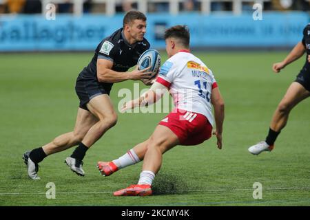 Adam Radwan di Newcastle Falcons prende su Cadan Murley di Harlequins durante la partita della Gallagher Premiership tra Newcastle Falcons e Harlequins a Kingston Park, Newcastle, domenica 19th settembre 2021. (Foto di Chris Lishman/MI News/NurPhoto) Foto Stock