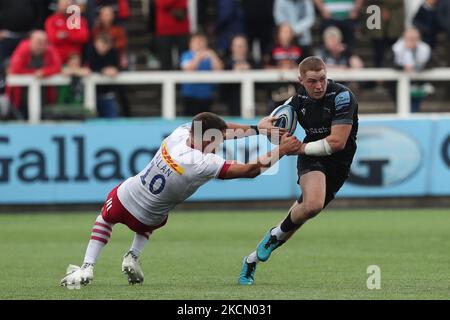 Tommy Allan di Harlequins in azione con Tom Penny di Newcastle Falcons durante la partita Gallagher Premiership tra Newcastle Falcons e Harlequins a Kingston Park, Newcastle, domenica 19th settembre 2021. (Foto di Mark Fletcher/MI News/NurPhoto)