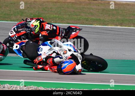 Crash tra Lucas Mahias (44) e Tom Sykes (66) durante il Mondiale Superbike - SBK Hyunday N Catalunya Round FIM Superbike World Championship 2021 - Race2 il 19 settembre 2021 al Circuit de Barcelona-Catalunya di Barcellona, Spagna (Foto di otto Moretti/LiveMedia/NurPhoto) Foto Stock