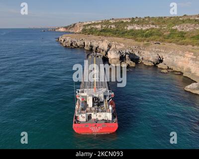 La nave da carico vera su era in piedi al costo di mare nero roccia del villaggio di Kamen brqag, Bulgaria circa 450 km 260 miglia a nord est della capitale Sofia Lunedi 2021 settembre. Non ci sono persone ferite segnalate a bordo. (Foto di Petar Petrov/Impact Press Group/NurPhoto) Foto Stock