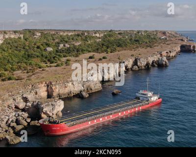 La nave da carico vera su era in piedi al costo di mare nero roccia del villaggio di Kamen brqag, Bulgaria circa 450 km 260 miglia a nord est della capitale Sofia Lunedi 2021 settembre. Non ci sono persone ferite segnalate a bordo. (Foto di Petar Petrov/Impact Press Group/NurPhoto) Foto Stock