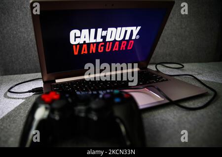 Il logo Call of Duty Vanguard visualizzato sullo schermo di un computer portatile e un gamepad sono visti in questa foto di illustrazione scattata a Cracovia, Polonia il 21 settembre 2021. (Foto di Jakub Porzycki/NurPhoto) Foto Stock