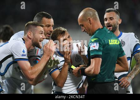 Milano Skriniar del FC Internazionale e Nicolo' Barella del FC Internazionale discutono con l'arbitro durante la Serie Un match tra ACF Fiorentina e FC Internazionale allo Stadio Artemio Franchi, Firenze, Italia il 21 settembre 2021. (Foto di Giuseppe Maffia/NurPhoto) Foto Stock