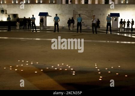 Manifestazione di protesta da parte di membri LGBTQ e altri attivisti tre anni dopo l'assassinio dell'attivista gay Zak Kostopoulos ad Atene, in Grecia, il 21 settembre 2021. Zak Kostopoulos è stato linciato a morte dal proprietario di una gioielleria e di un passeggero durante un tentativo di rapina nel centro di Atene il 21 settembre 2018. (Foto di Nikolas Kokovlis/NurPhoto) Foto Stock