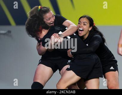 Ruby Tui della Nuova Zelanda celebra la sua prova con Renee Holmes e Stacey Fluhler durante la semifinale femminile della Coppa del mondo di rugby all'Eden Park, Auckland. Data immagine: Sabato 5 novembre 2022. Foto Stock