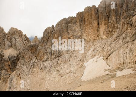 Vista sul ghiacciaio di Calderone nel Parco Nazionale del Gran Sasso d'Italia il 20 settembre 2021. Il ghiacciaio più meridionale d'Europa sta lentamente scomparendo a causa del riscaldamento globale. (Foto di Lorenzo di Cola/NurPhoto) Foto Stock