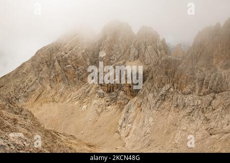 Vista sul ghiacciaio di Calderone nel Parco Nazionale del Gran Sasso d'Italia il 20 settembre 2021. Il ghiacciaio più meridionale d'Europa sta lentamente scomparendo a causa del riscaldamento globale. (Foto di Lorenzo di Cola/NurPhoto) Foto Stock