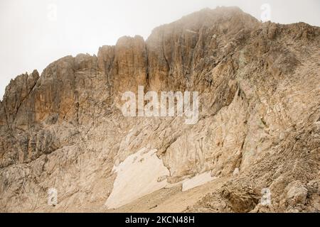 Vista sul ghiacciaio di Calderone nel Parco Nazionale del Gran Sasso d'Italia il 20 settembre 2021. Il ghiacciaio più meridionale d'Europa sta lentamente scomparendo a causa del riscaldamento globale. (Foto di Lorenzo di Cola/NurPhoto) Foto Stock