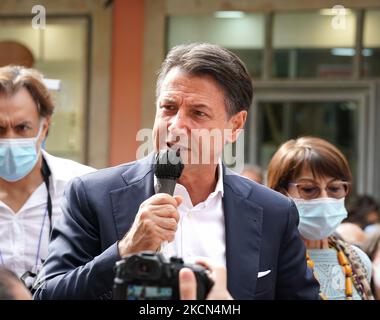 Il leader del movimento 5 Stelle, Giuseppe Conte, in visita in Calabria durante la campagna elettorale per le elezioni regionali del 2021. Vibo Valentia, Italia, 22 settembre 2021 (Foto di Gabriele Maricchiolo/NurPhoto) Foto Stock