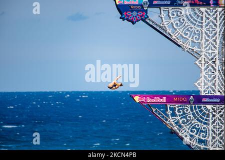 Un subacqueo durante l'immersione a Polignano a Mare durante il Red Bull Cliff Diving 2021 dalla piattaforma lama Monachile il 22 settembre 2021. Red Bull Cliff Diving è arrivato in Puglia, a Polignano a Mare, nel suggestivo scorcio di lama Monachile. Dodici atleti di sesso maschile e dodici di sesso femminile sono saliti da 27 a 21 metri in una spettacolare serie di immersioni competitive. (Foto di Davide Pischettola/NurPhoto) Foto Stock