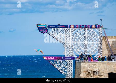 Un subacqueo durante l'immersione a Polignano a Mare durante il Red Bull Cliff Diving 2021 dalla piattaforma lama Monachile il 22 settembre 2021. Red Bull Cliff Diving è arrivato in Puglia, a Polignano a Mare, nel suggestivo scorcio di lama Monachile. Dodici atleti di sesso maschile e dodici di sesso femminile sono saliti da 27 a 21 metri in una spettacolare serie di immersioni competitive. (Foto di Davide Pischettola/NurPhoto) Foto Stock