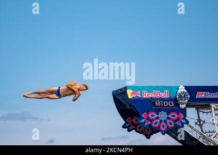 Un subacqueo durante l'immersione a Polignano a Mare durante il Red Bull Cliff Diving 2021 dalla piattaforma lama Monachile il 22 settembre 2021. Red Bull Cliff Diving è arrivato in Puglia, a Polignano a Mare, nel suggestivo scorcio di lama Monachile. Dodici atleti di sesso maschile e dodici di sesso femminile sono saliti da 27 a 21 metri in una spettacolare serie di immersioni competitive. (Foto di Davide Pischettola/NurPhoto) Foto Stock