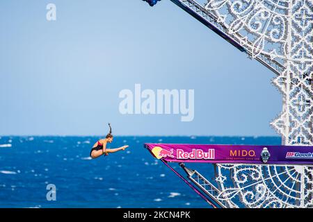 Un subacqueo durante l'immersione a Polignano a Mare durante il Red Bull Cliff Diving 2021 dalla piattaforma lama Monachile il 22 settembre 2021. Red Bull Cliff Diving è arrivato in Puglia, a Polignano a Mare, nel suggestivo scorcio di lama Monachile. Dodici atleti di sesso maschile e dodici di sesso femminile sono saliti da 27 a 21 metri in una spettacolare serie di immersioni competitive. (Foto di Davide Pischettola/NurPhoto) Foto Stock