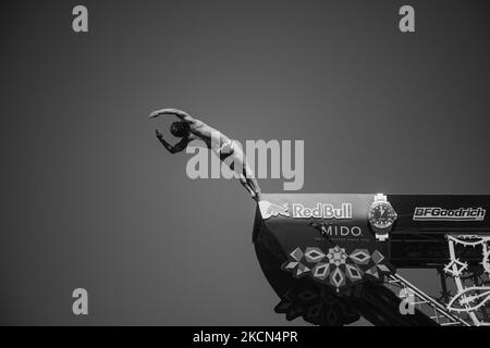 Un subacqueo durante l'immersione a Polignano a Mare durante il Red Bull Cliff Diving 2021 dalla piattaforma lama Monachile il 22 settembre 2021. Red Bull Cliff Diving è arrivato in Puglia, a Polignano a Mare, nel suggestivo scorcio di lama Monachile. Dodici atleti di sesso maschile e dodici di sesso femminile sono saliti da 27 a 21 metri in una spettacolare serie di immersioni competitive. (Foto di Davide Pischettola/NurPhoto) Foto Stock