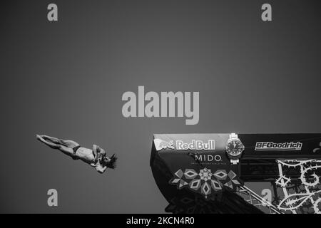 Un subacqueo durante l'immersione a Polignano a Mare durante il Red Bull Cliff Diving 2021 dalla piattaforma lama Monachile il 22 settembre 2021. Red Bull Cliff Diving è arrivato in Puglia, a Polignano a Mare, nel suggestivo scorcio di lama Monachile. Dodici atleti di sesso maschile e dodici di sesso femminile sono saliti da 27 a 21 metri in una spettacolare serie di immersioni competitive. (Foto di Davide Pischettola/NurPhoto) Foto Stock